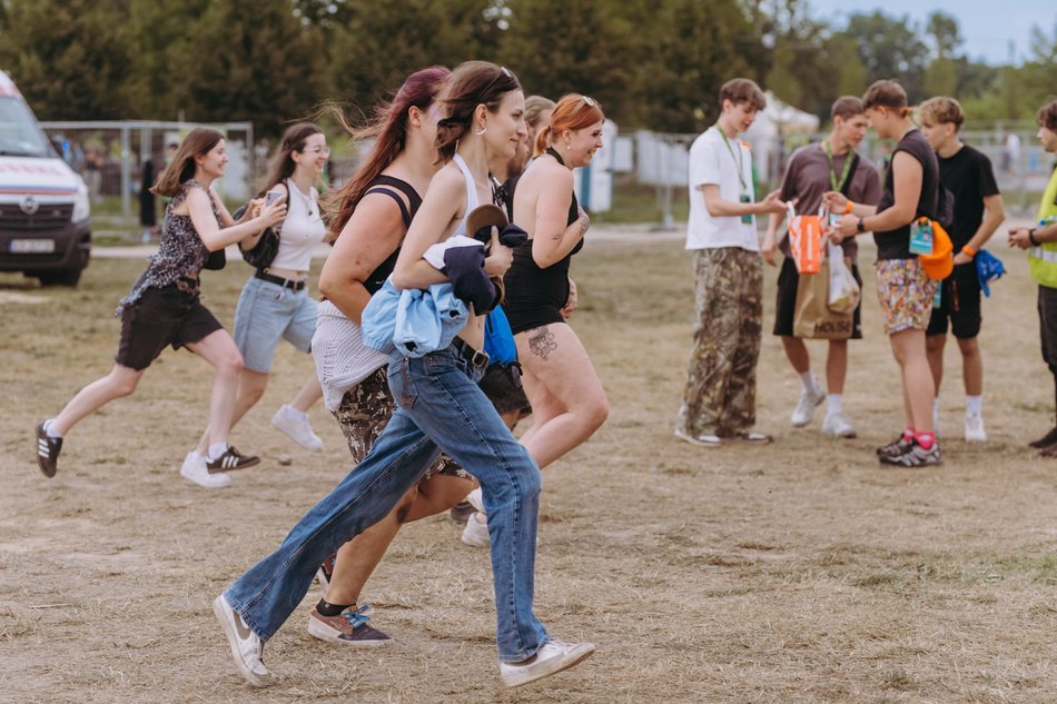 Tłumy fanek Louisa Tomlinsona przed wejściem na Łódź Summer Festival 2025