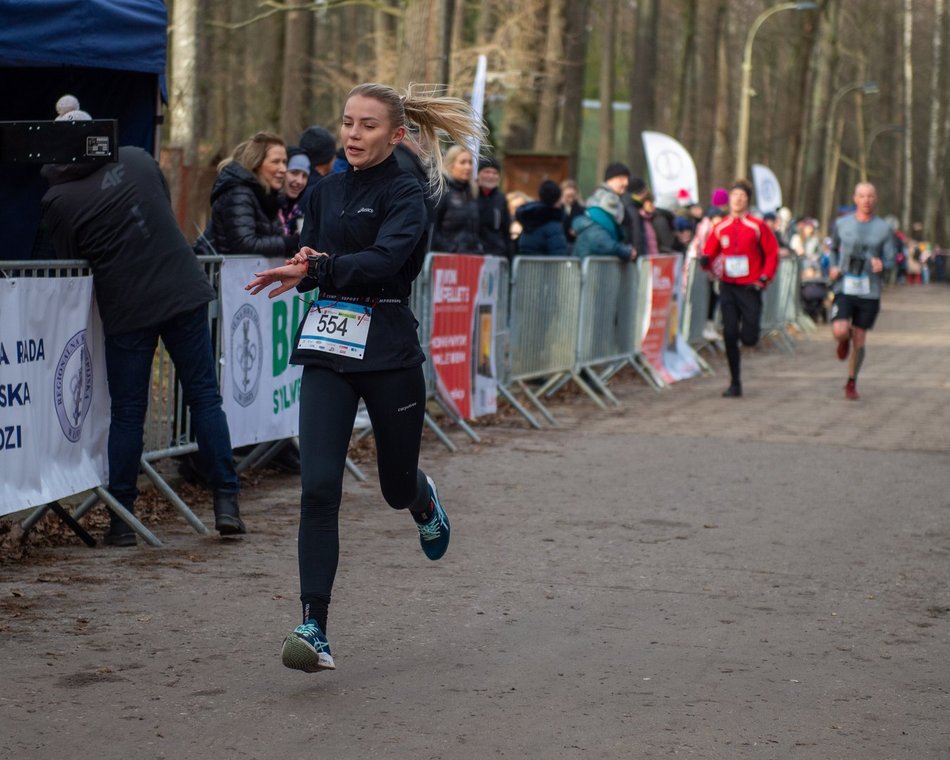 biegacze w lesie