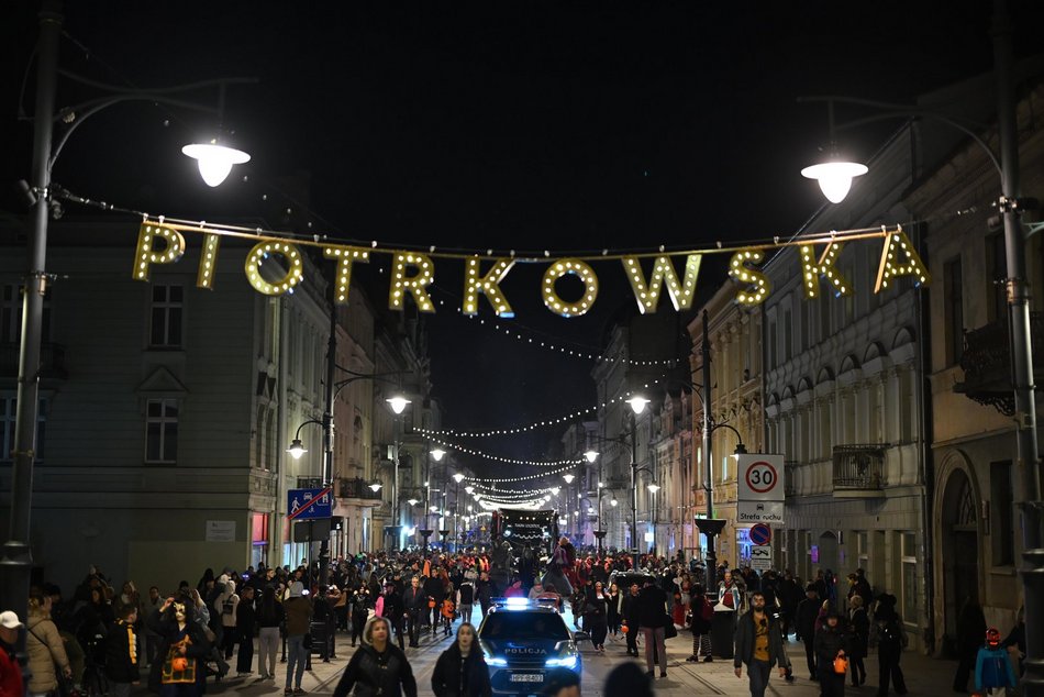 Łódź. Halloweenowa parada przeszła Piotrkowską w Łodzi. Tłumy duchów, czarownic i zombie!