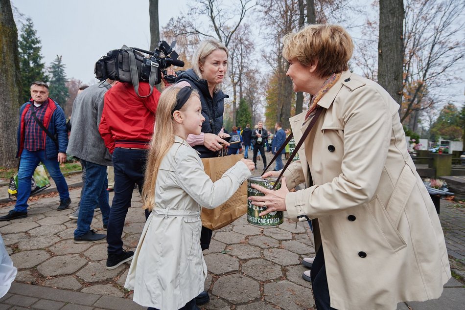 ludzie kwesta cmentarz