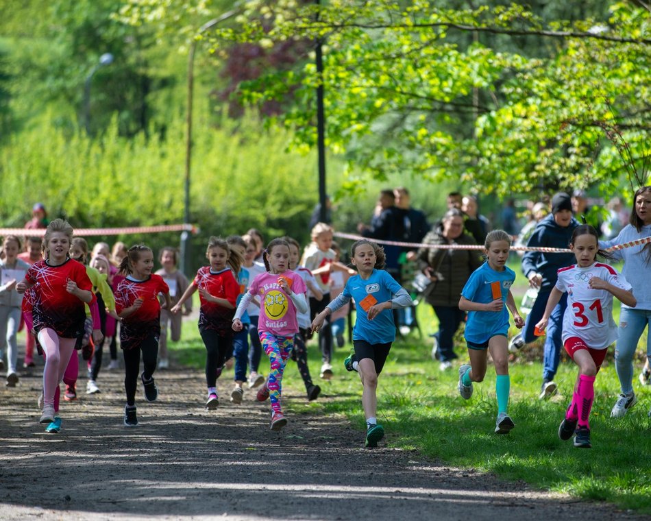 Łódź. XVII Bieg Olimpijczyków w parku Baden-Powella. Rywalizowali uczniowie szkół w Łodzi