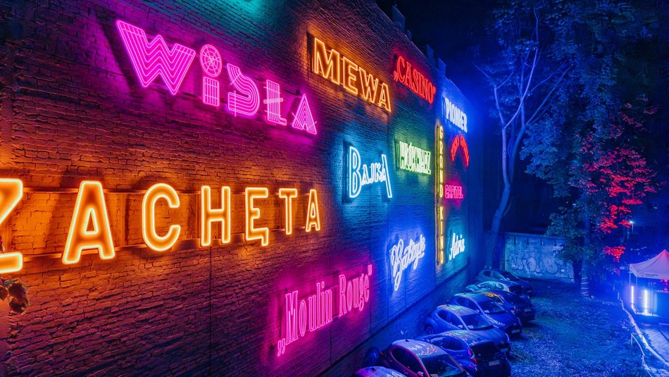 Łódź. Neony kultowych kin w Łodzi odpalone! Łódzka Galeria Neonów wygląda olśniewająco!