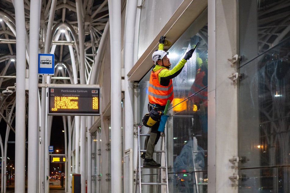Stajnia Jednorożców w Łodzi wymyta na błysk! Zobacz te prace na wysokościach