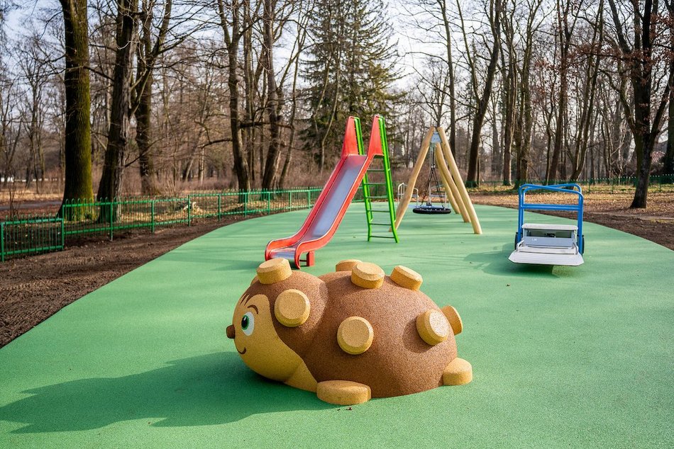 Łódź. Plac zabaw w Parku Julianowskim w Łodzi