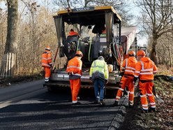 Remont Brzezińskiej w Łodzi. Kładą już asfalt na kolejnym odcinku