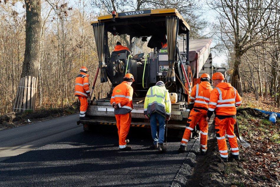 Remont Brzezińskiej w Łodzi. Kładą już asfalt na kolejnym odcinku