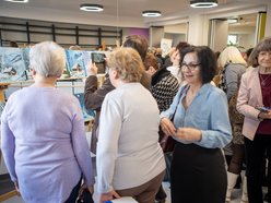 Seniorzy z Łodzi malują obrazy w centrach seniora