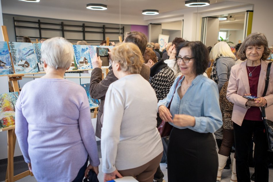 Seniorzy z Łodzi malują obrazy w centrach seniora