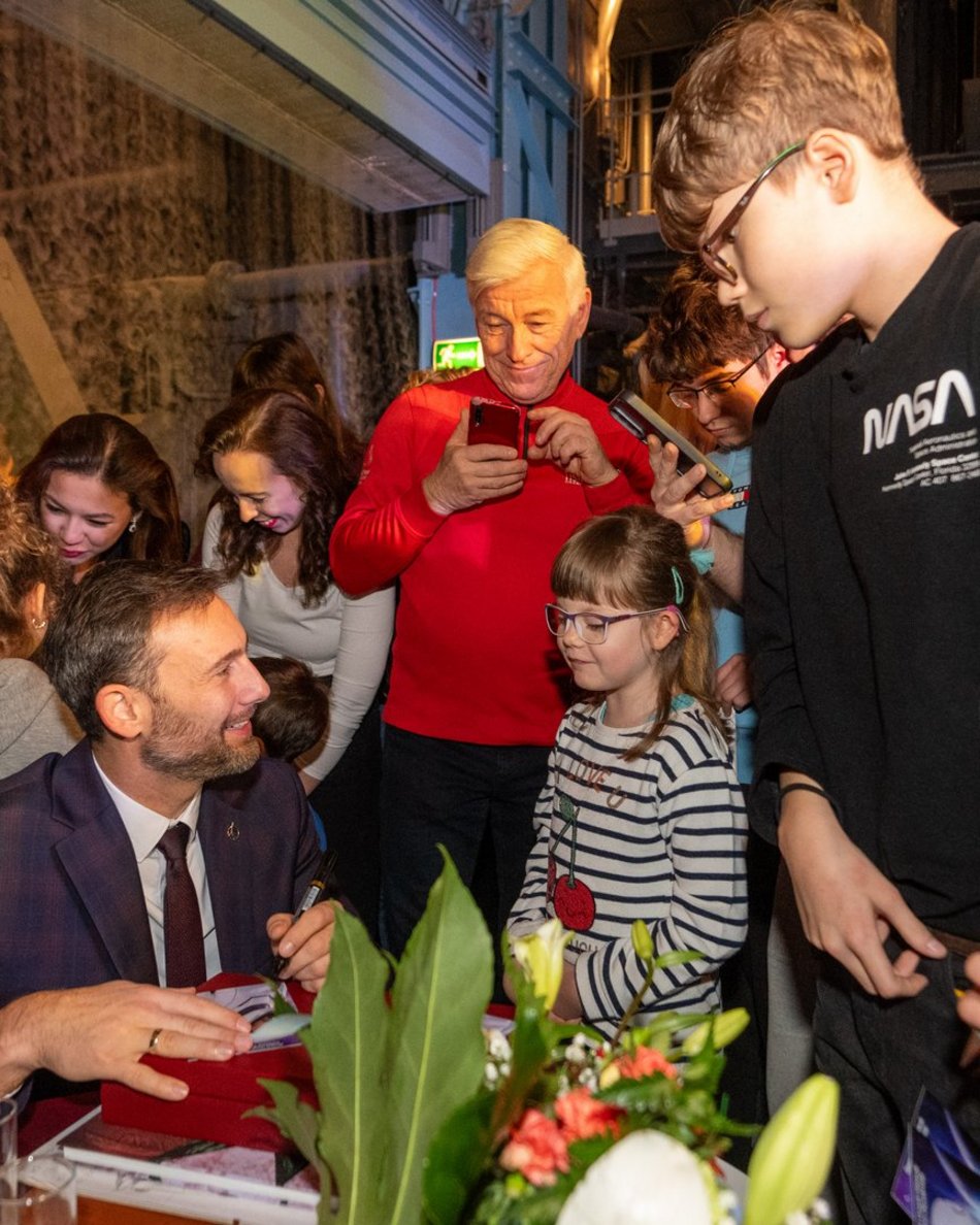 Łódź. Sławosz Uznański-Wiśniewski w EC1 Łódź. Tłumy łodzian na spotkaniu z astronautą