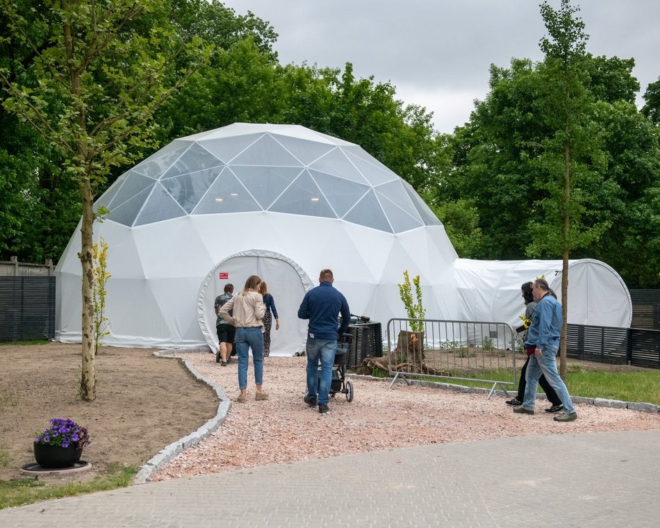 Motylarnia w Orientarium Zoo Łódź - motyle i odwiedzający w motylarni