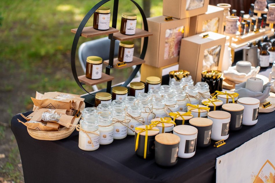 Łódź. Lipcowy targ staroci na Księżym Młynie. Miłośnicy rzeczy z duszą nie zawiedli