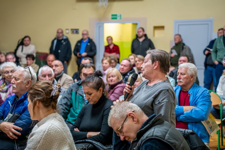 Łódź. Spotkanie o remontach dróg na Chojnach i Dąbrowie. Po raz kolejny wysoka frekwencja