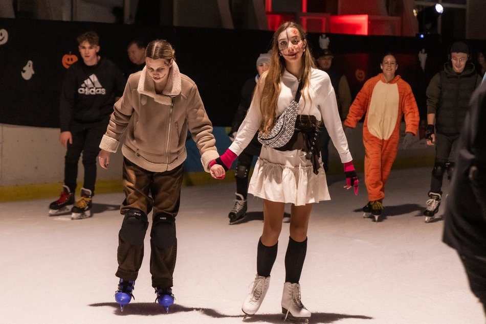 Łódź. Halloween na lodowisku Bombonierka w Łodzi. Królestwo duchów i zjaw na lodzie