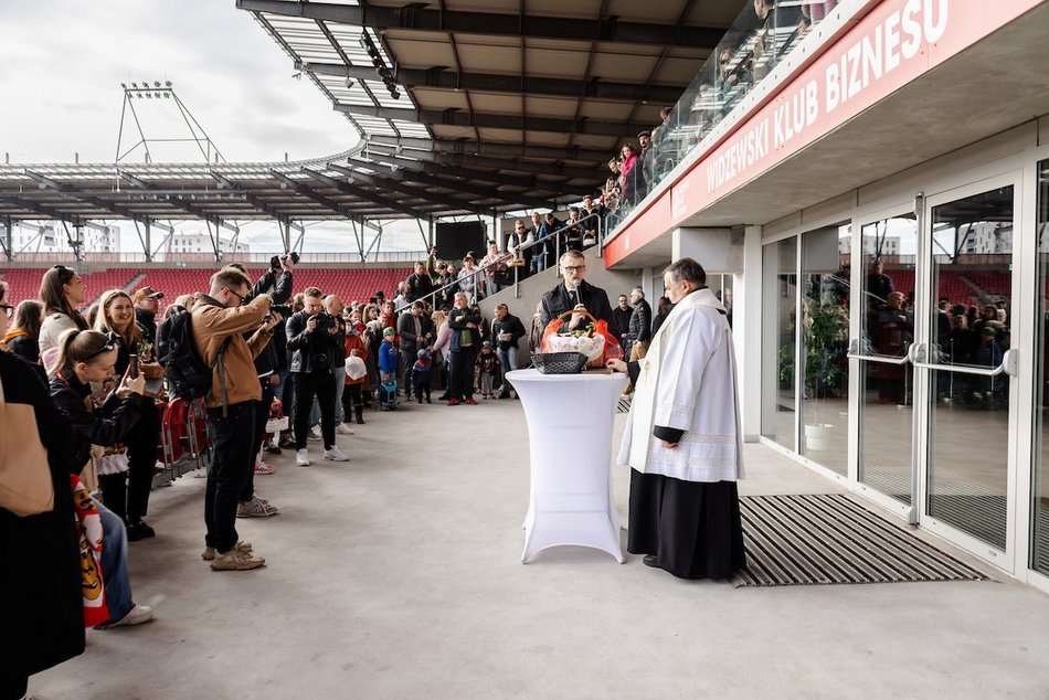 Łódź. Święcenie pokarmów na stadionie Widzewa Łódź