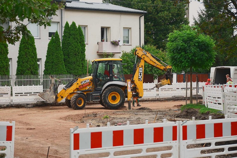 Łódź. Remont Źródłowej. Jest już nowy chodnik. Czas na parkingi i przystanki MPK Łódź