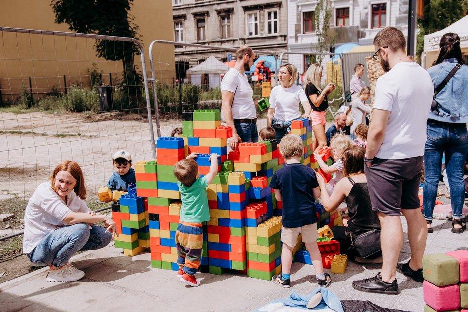 dzieci podczas zabawy