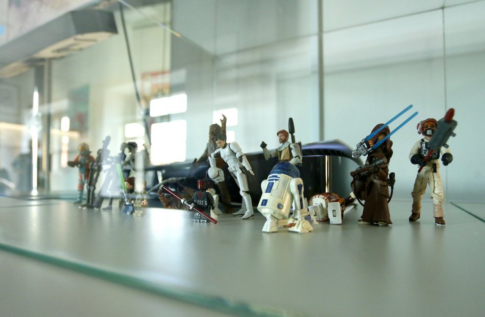 ludzie grają w grę planszową