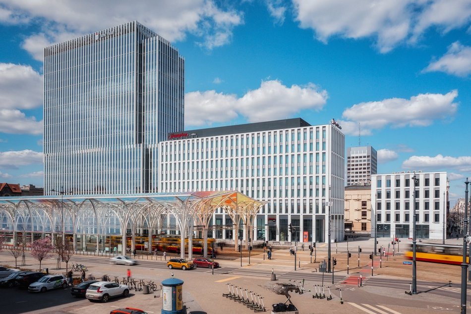 TOP 15 lustrzanych budynków w Łodzi. Zobaczysz w nich swoje odbicie