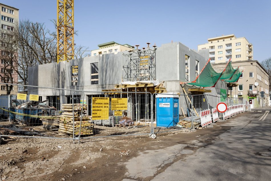 Łódź. Mieszkania miejskie na Bałutach rosną w oczach! Wielkie moduły na placu budowy