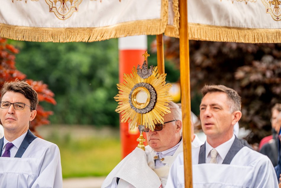 Łódź. Boże Ciało w Łodzi. Procesja z kościoła Matki Boskiej Zwycięskiej przeszła ulicami miasta