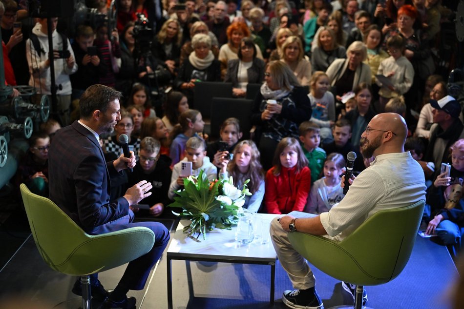 Łódź. Sławosz Uznański-Wiśniewski w EC1 Łódź. Tłumy łodzian na spotkaniu z astronautą