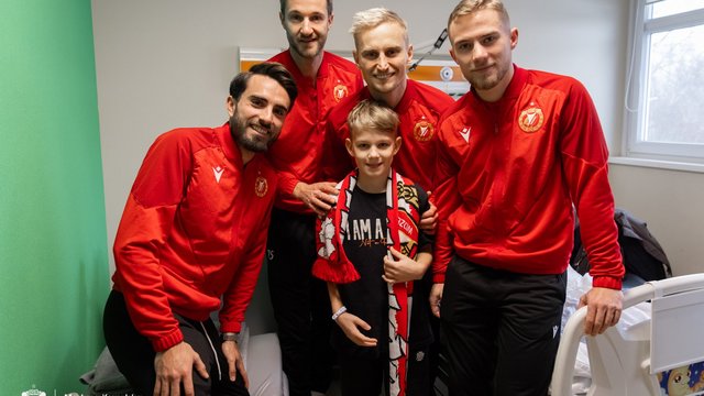 Wsparcie w najważniejszym meczu. Piłkarze Widzewa Łódź z wizytą u chorych dzieci