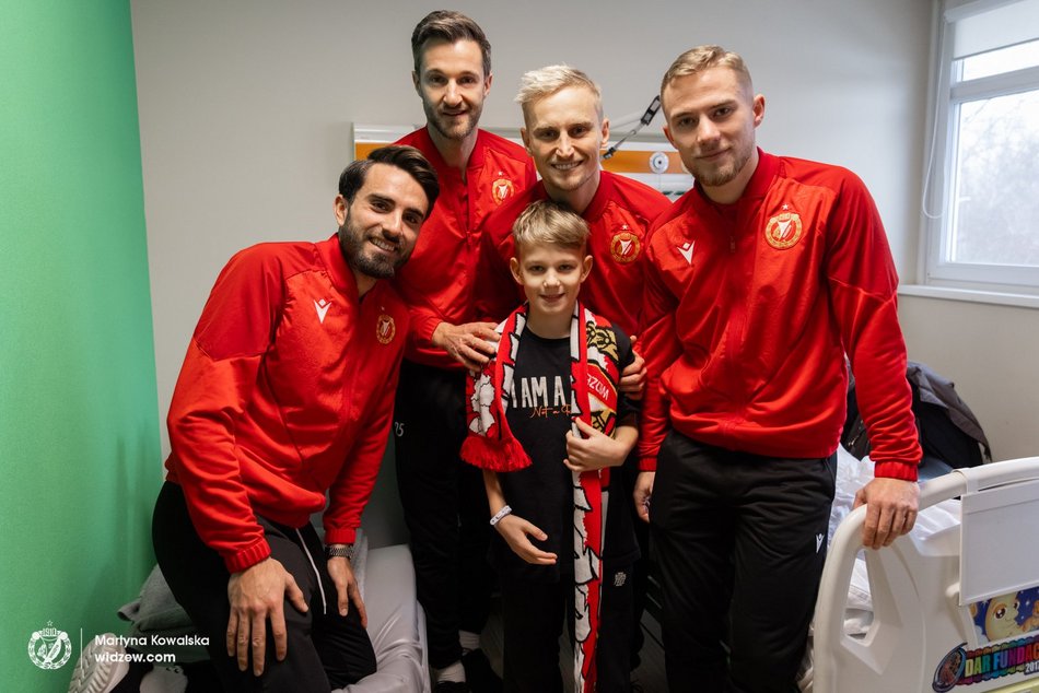Łódź. Wsparcie w najważniejszym meczu. Piłkarze Widzewa Łódź z wizytą u chorych dzieci