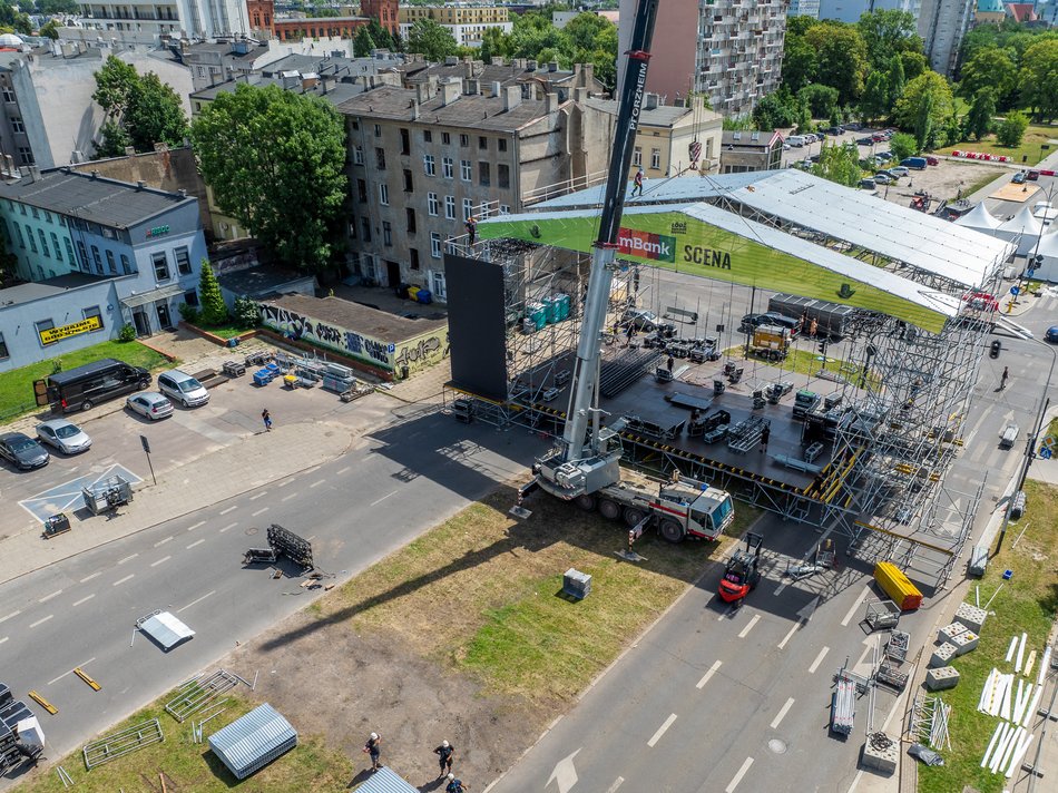 Budowa mBank sceny głównej na Łódź Summer Festival 2024