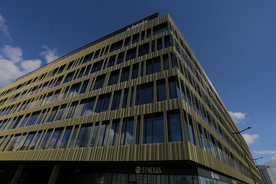 TOP 15 lustrzanych budynków w Łodzi. Zobaczysz w nich swoje odbicie