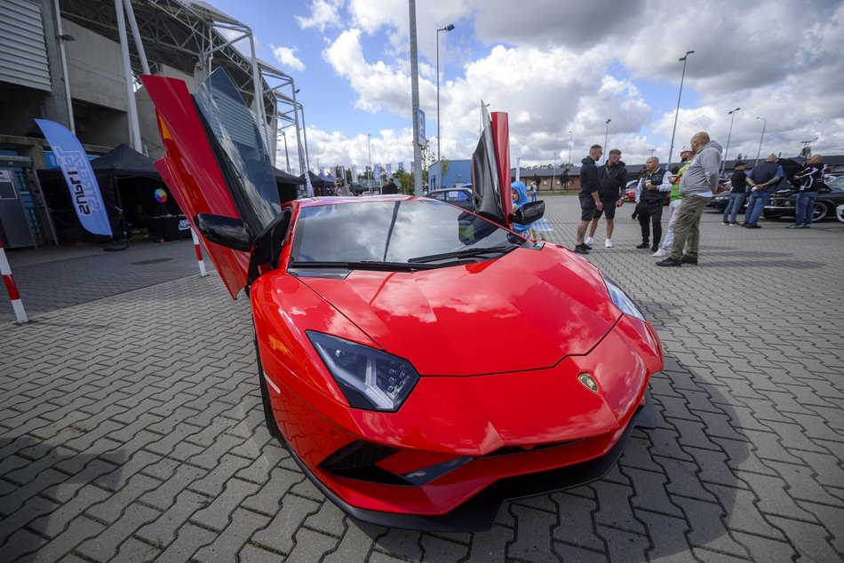 Ale auta pod Atlas Areną w Łodzi. Europejski zlot aut sportowych