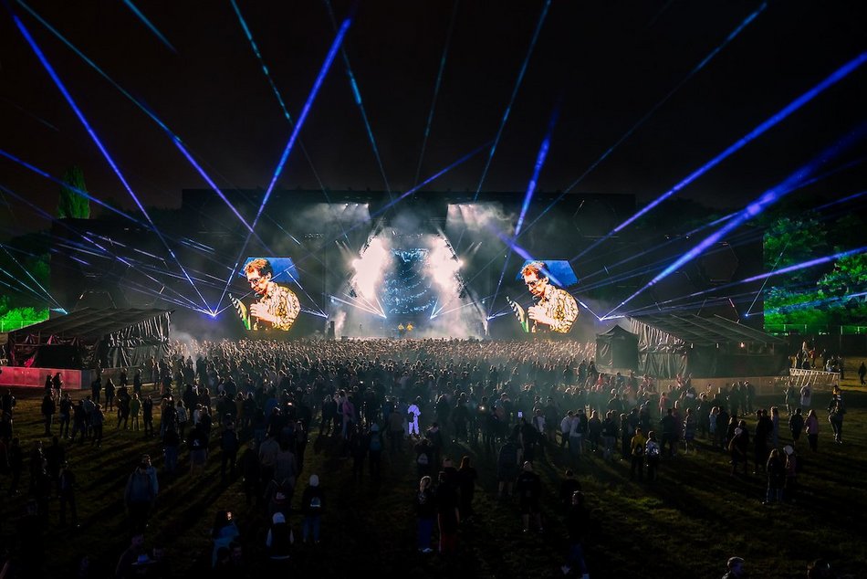 Łódź. Audioriver 2025 w Łodzi. Roztańczony tłum na pierwszym dniu festiwalu