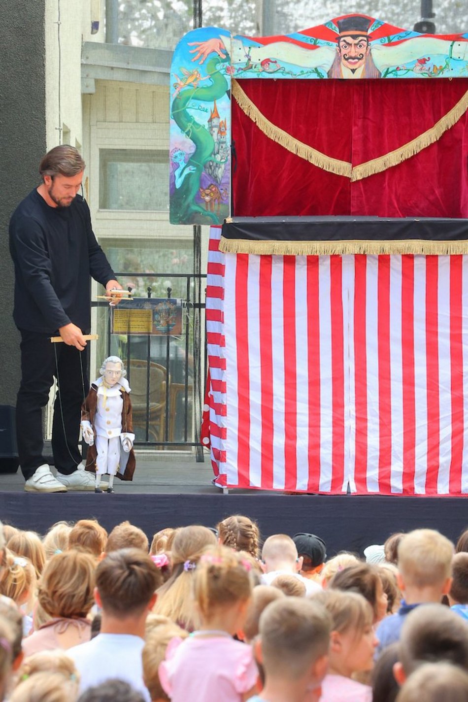 Łódź. Baśniowa Piotrkowska w Łodzi. Teatr Barnaby zachwycił najmłodszych widzów