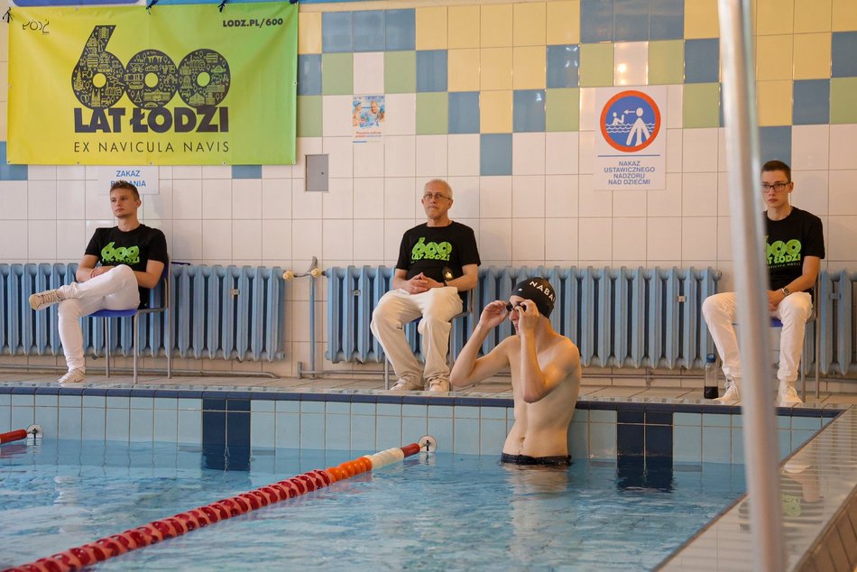 Zawody pływackie zorganizowane przez Międzyszkolny Klub Sportowy „Trójka”