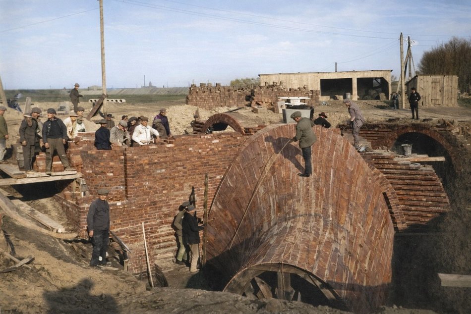 Łódź. Ogromne sklepienia podziemnej komory budowano na drewnianych stelażach