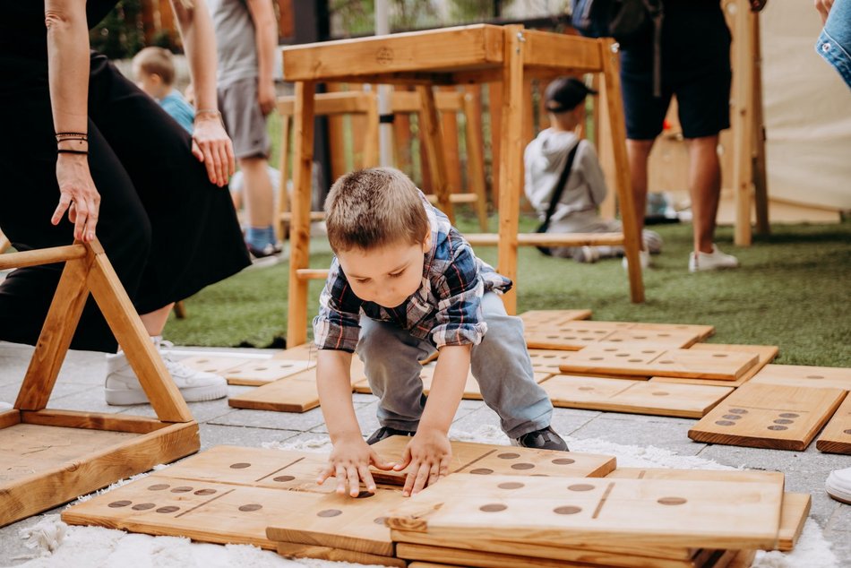 dzieci podczas zabawy