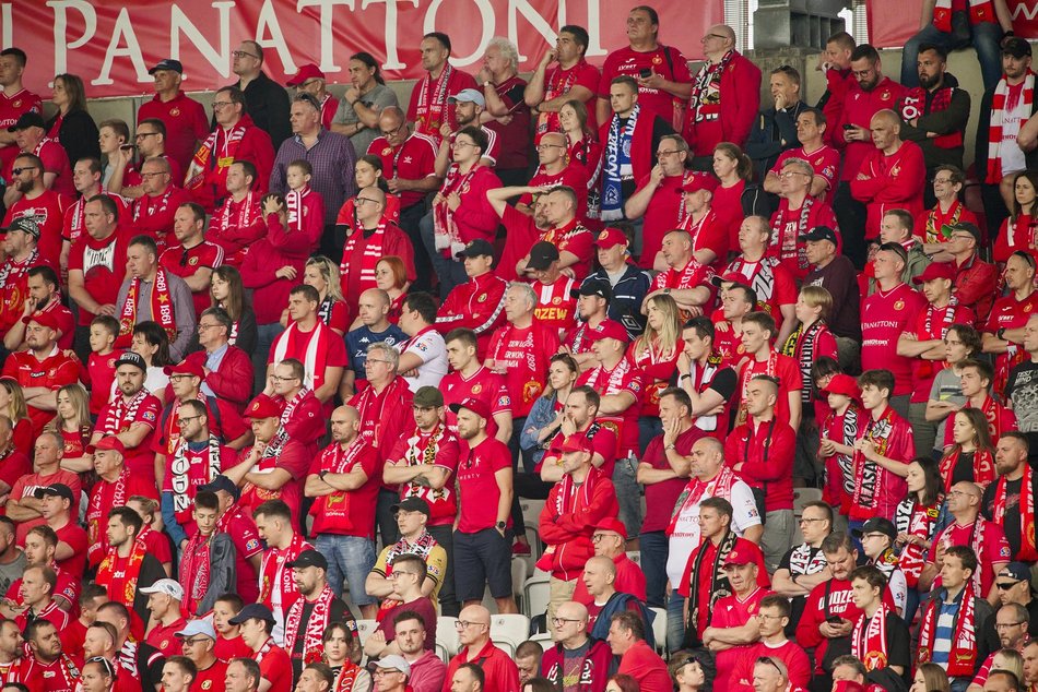 Kibice na meczu Widzewa Łódź z Lechem Poznań