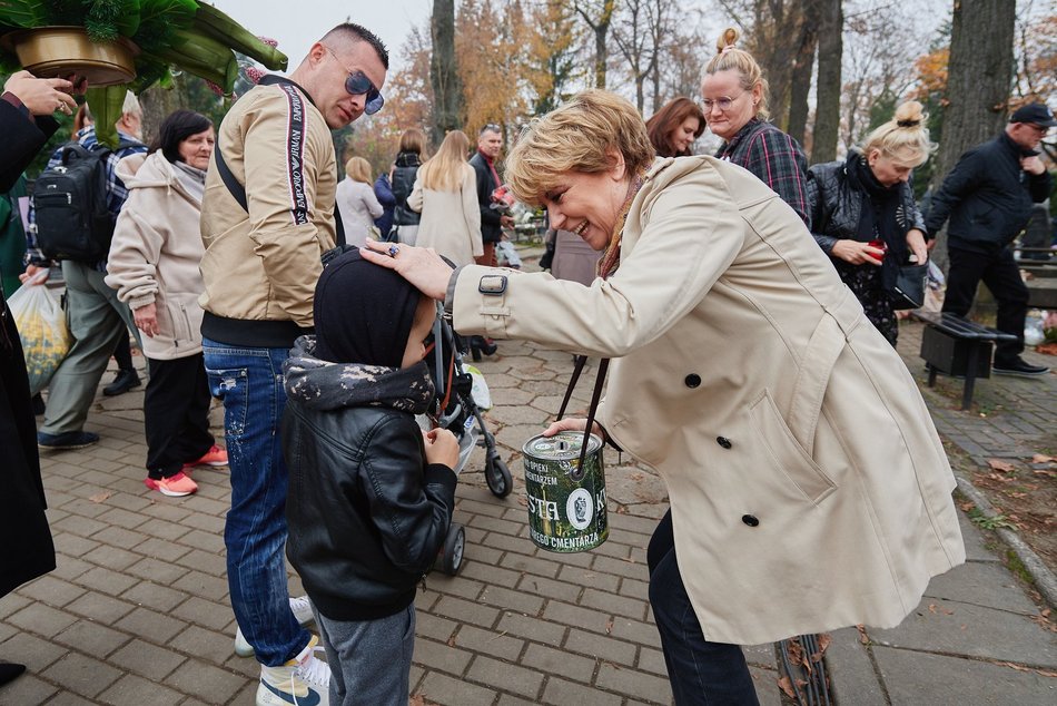 ludzie kwesta cmentarz