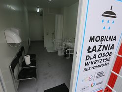 Nowa mobilna łaźnia stanęła na Bałutach. To ogromne ułatwienie dla osób w kryzysie bezdomności