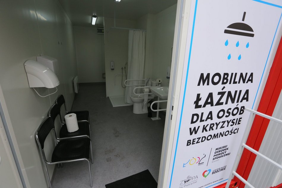 Nowa mobilna łaźnia stanęła na Bałutach. To ogromne ułatwienie dla osób w kryzysie bezdomności