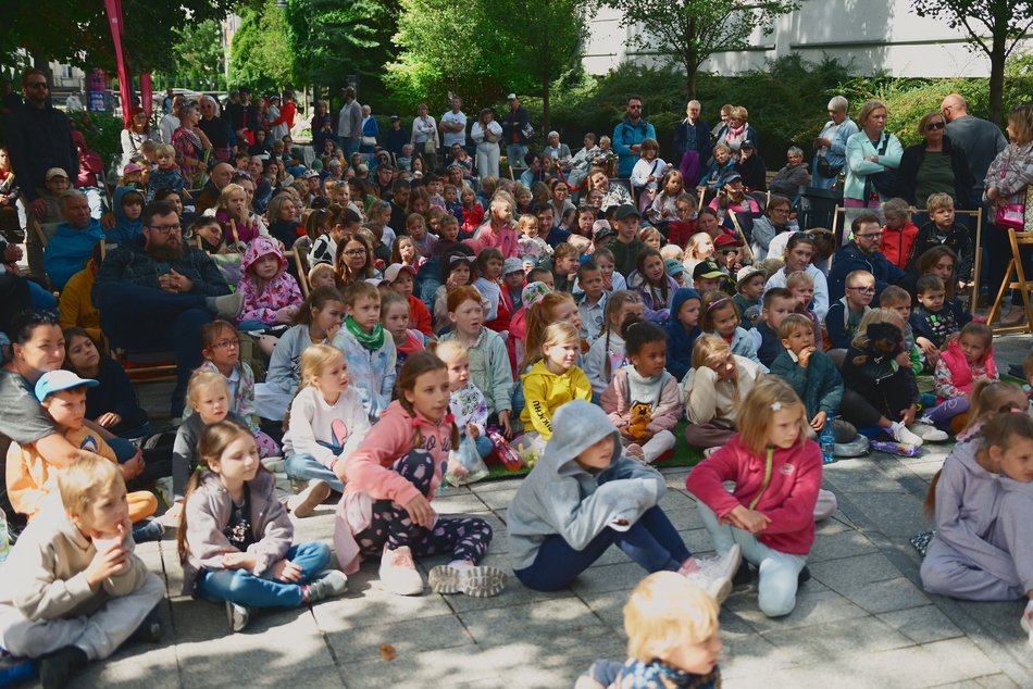 Łódź. Baśniowa Piotrkowska w Łodzi. Grupa Po OmacKu