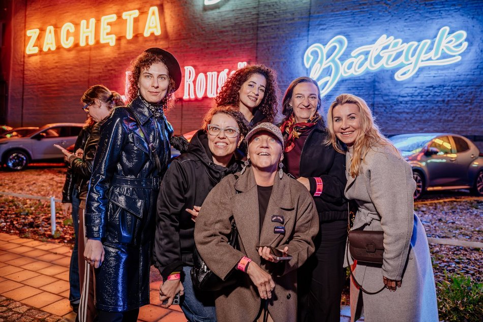 Łódź. Neony kultowych kin w Łodzi odpalone! Łódzka Galeria Neonów wygląda olśniewająco!
