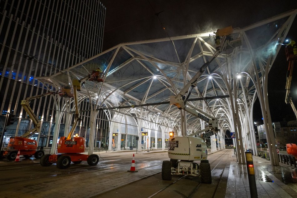 Wielkie sprzątanie Stajni Jednorożców. Przystanek umyty po sam dach!