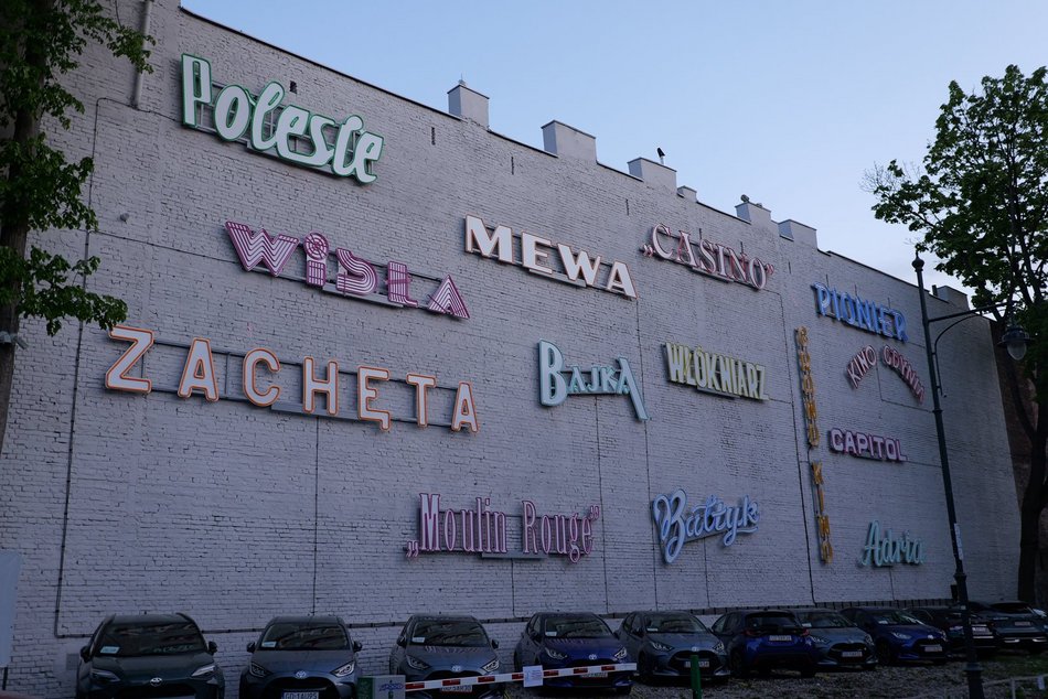 Łódź. Neony kultowych kin w Łodzi zabłysnęły
