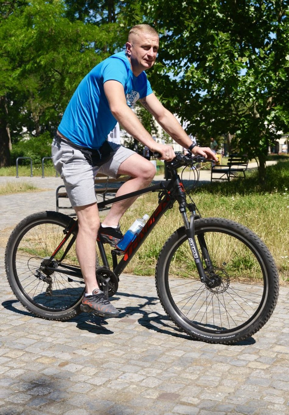Łódź. Park Staromiejski w letnim wydaniu. Rowerzyści, dzieci i spacerowicze z pieskami