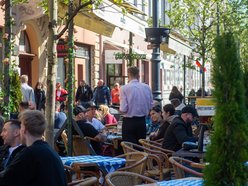Łódź. Tłumy łodzian w ogródkach na Piotrkowskiej. Tam już czuć majówkę! [ZDJĘCIA]