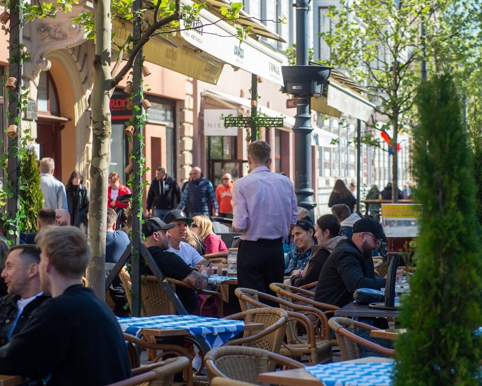 Łódź. Tłumy łodzian w ogródkach na Piotrkowskiej. Tam już czuć majówkę! [ZDJĘCIA]