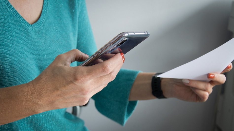 Łódź. Kobieta trzymająca telefon w ręku
