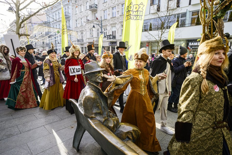 Łódź. Polonez dla Łodzi. Tłumy maturzystów zatańczyły na Piotrkowskiej. Razem z nimi łodzianie!