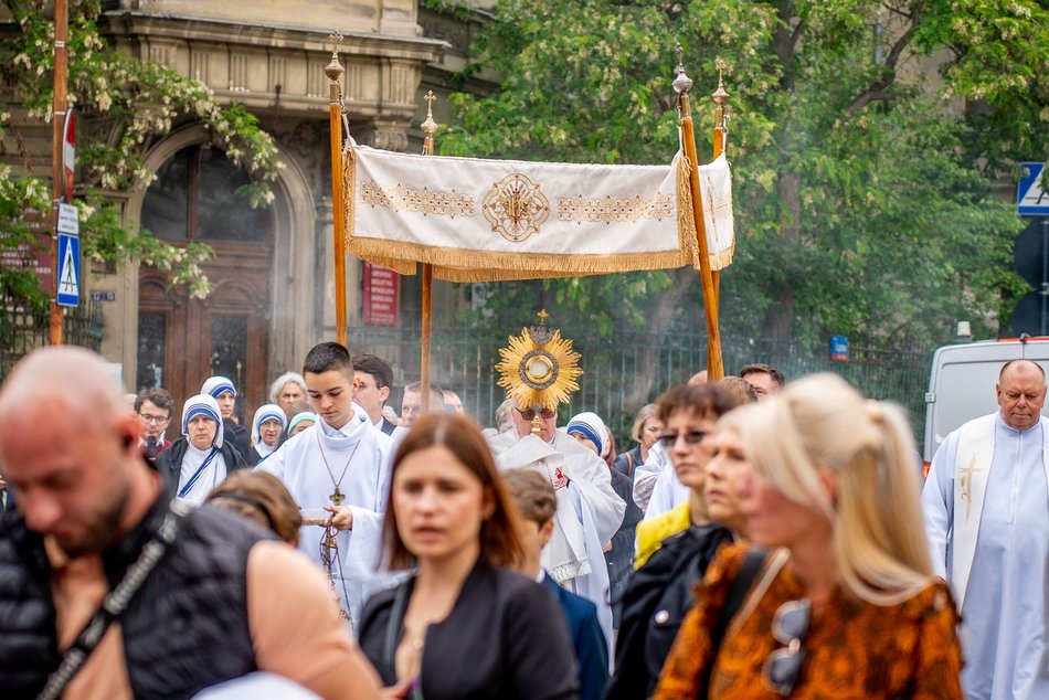 Łódź. Boże Ciało w Łodzi. Procesja z kościoła Matki Boskiej Zwycięskiej przeszła ulicami miasta