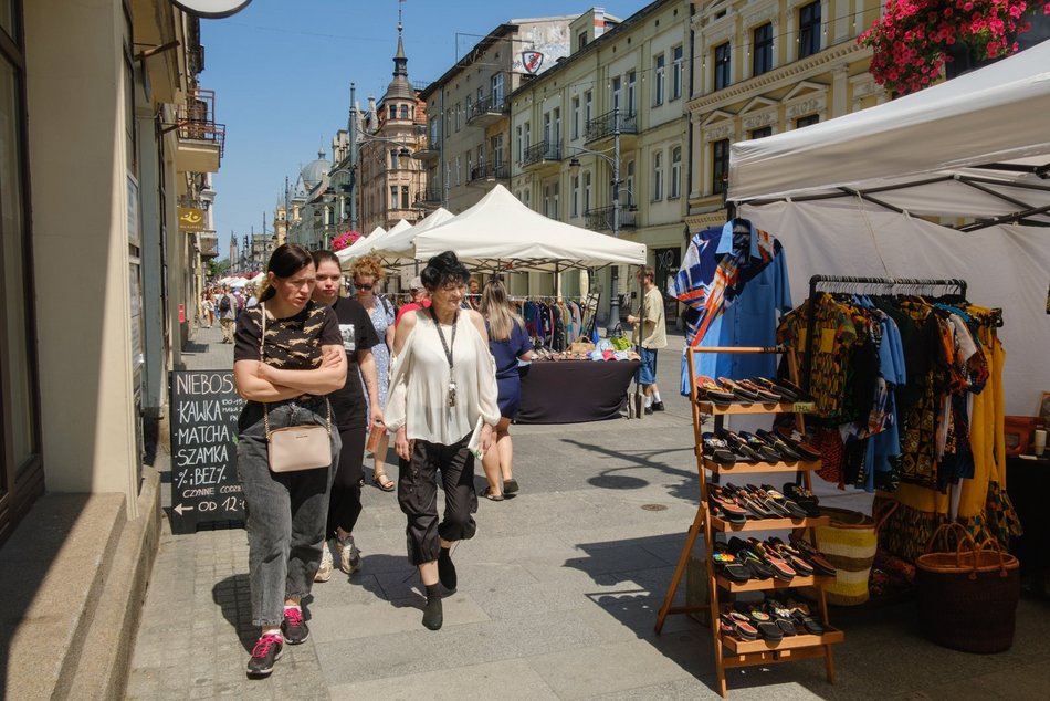 Łódź. Rękodzielnia na Piotrkowskiej w Łodzi. Kilkadziesiąt stoisk i różnorodny asortyment